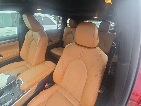 Used 2023 Toyota Highlander Platinum image 4