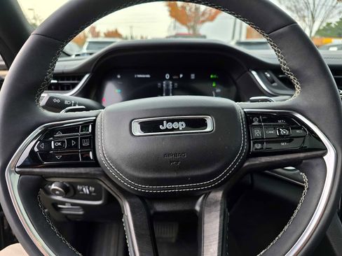 Used 2023 Jeep Grand Cherokee Overland w/ Luxury Tech Group IV image 28