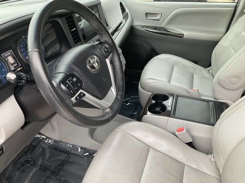 Used 2017 Toyota Sienna image 12