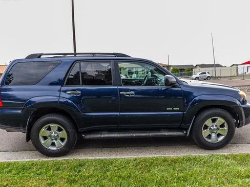 Used 2007 Toyota 4Runner SR5 AWD/4WD image 4