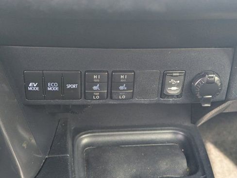 Used 2017 Toyota RAV4 SE image 11