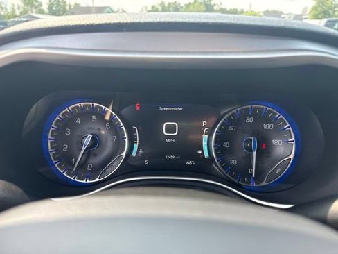 Used 2022 Chrysler Pacifica Touring-L w/ Uconnect Theater Family Group AWD/4WD image 23