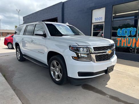 Used 2016 Chevrolet Suburban LT RWD image 2