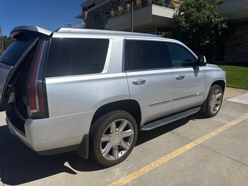 Used 2017 Cadillac Escalade Luxury AWD/4WD image 2