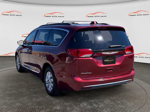 Used 2017 Chrysler Pacifica Touring-L FWD image 8