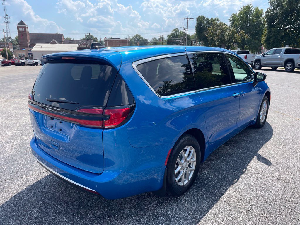 New 2027 Chrysler Pacifica Select FWD image 5
