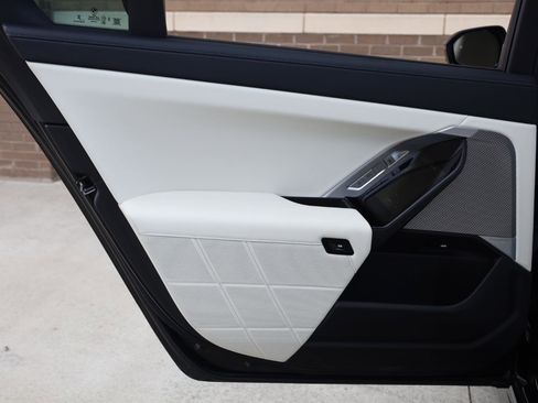 Used 2023 BMW 740i RWD image 18