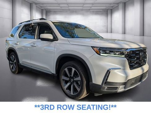 Used 2025 Honda Pilot Touring image 3