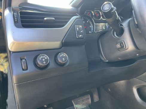 Used 2018 Chevrolet Suburban LT image 17