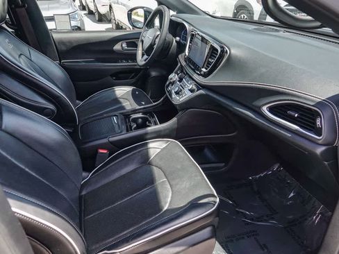 Used 2024 Chrysler Pacifica Premium FWD image 15