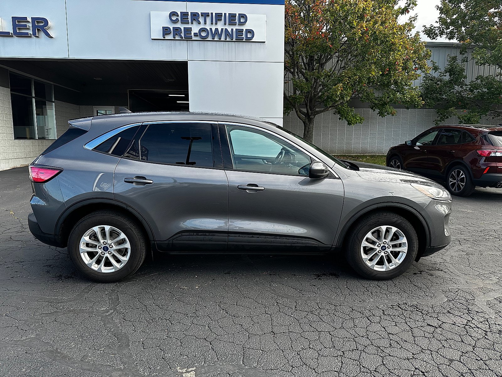 Used 2021 Ford Escape SE w/ Convenience Package AWD/4WD image 2