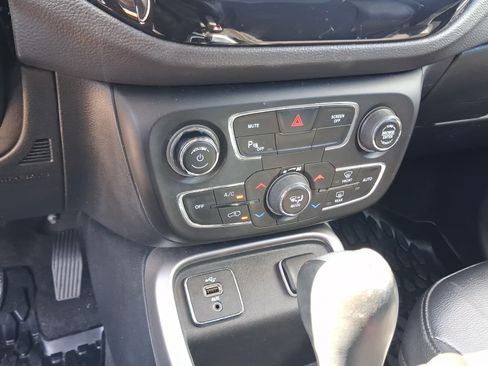 Used 2018 Jeep Compass Latitude w/ Popular Equipment Group FWD image 18