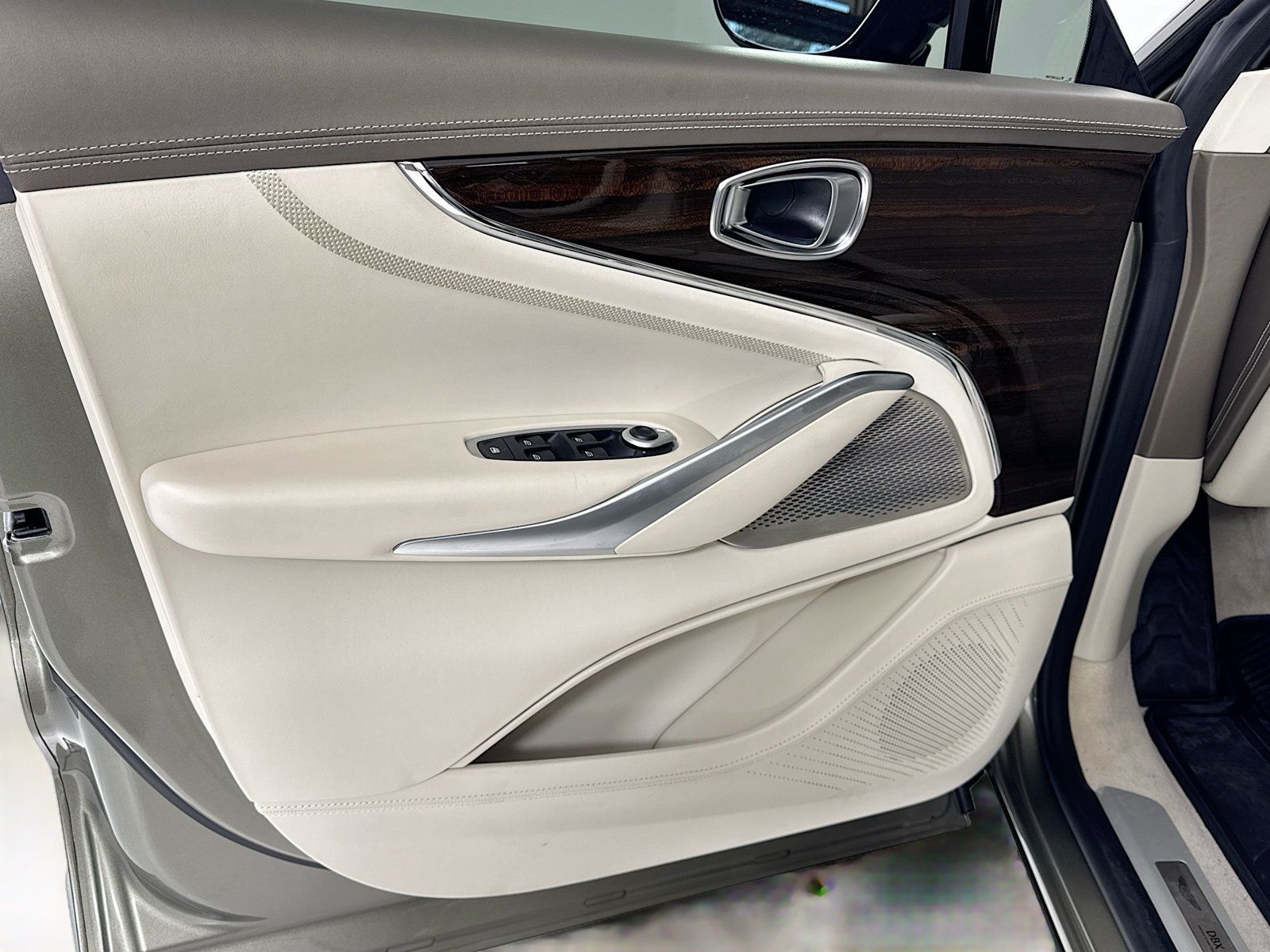 Used 2025 Aston Martin DBX 707 AWD/4WD image 15