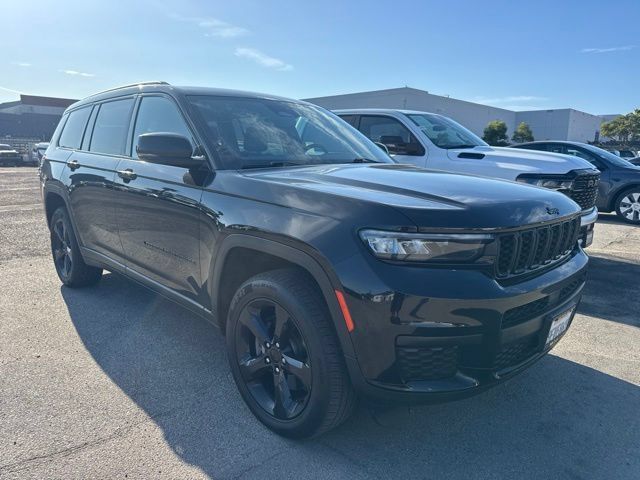Used 2023 Jeep Grand Cherokee L Laredo RWD image 3