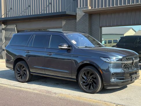 Used 2025 Lincoln Navigator Reserve w/ Jet Appearance Package AWD/4WD image 3