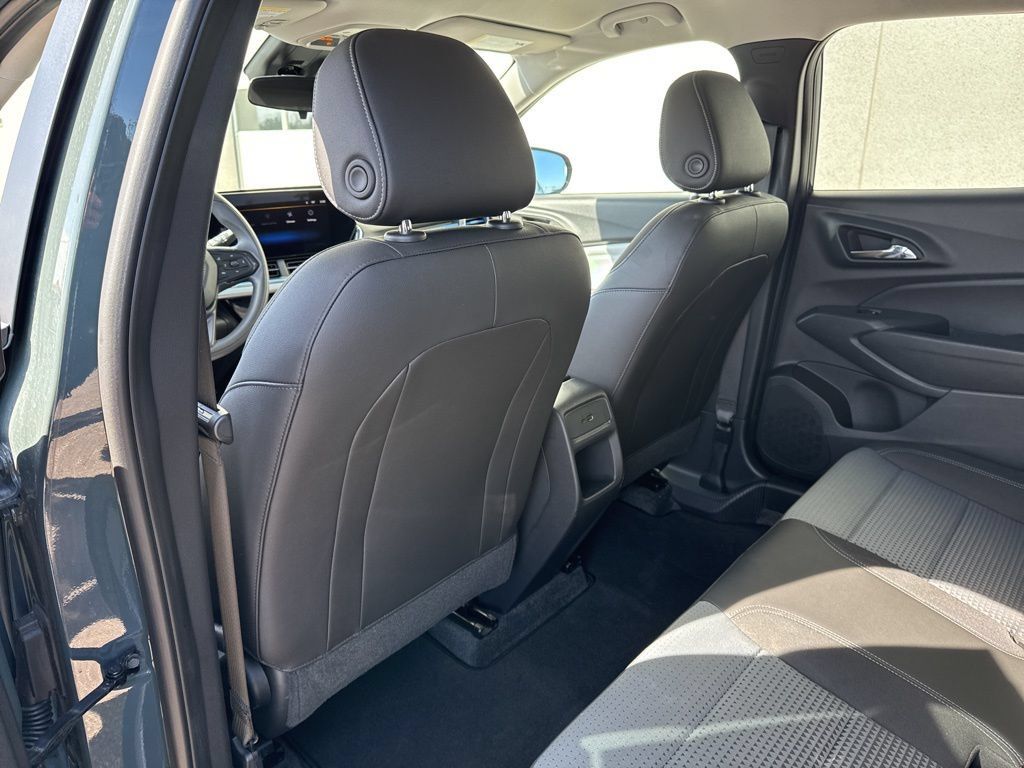 Used 2025 Chevrolet Trax LT FWD image 24