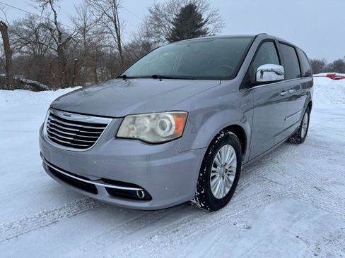 Used 2013 Chrysler Town & Country Limited image 1