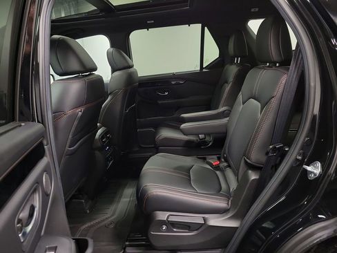 Used 2025 Honda Pilot TrailSport image 25