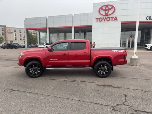 Used 2019 Toyota Tacoma TRD Sport image 2