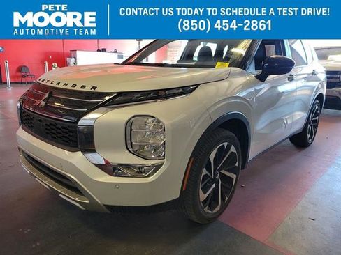 Used 2024 Mitsubishi Outlander SE image 1