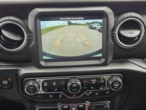Used 2019 Jeep Wrangler Unlimited Sahara AWD/4WD image 18