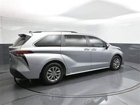 Used 2022 Toyota Sienna XLE image 15
