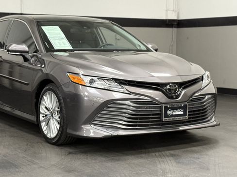 Used 2020 Toyota Camry XLE image 3