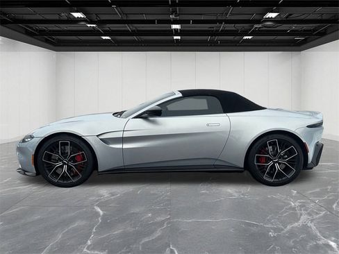 Used 2022 Aston Martin V8 Vantage Roadster image 2