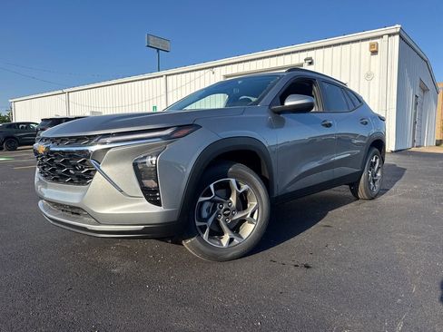 New 2026 Chevrolet Trax LT w/ LT Convenience Package FWD image 1