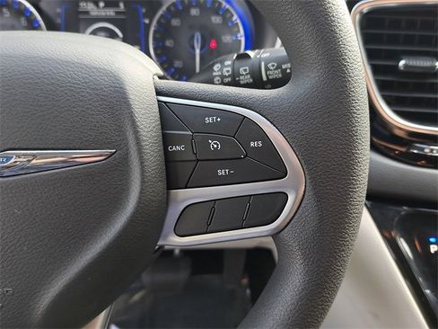 Used 2020 Chrysler Voyager L image 24