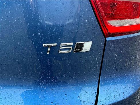 Used 2021 Volvo XC40 T5 R-Design w/ Climate Package image 8