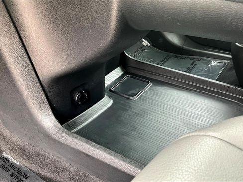 Used 2025 Toyota Sienna XLE FWD image 26
