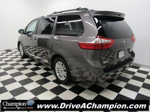 Used 2015 Toyota Sienna L image 11