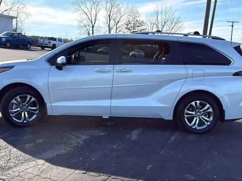 Certified 2024 Toyota Sienna Platinum image 4