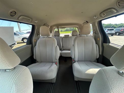 Used 2012 Toyota Sienna LE w/ Towing Pkg AWD/4WD image 22