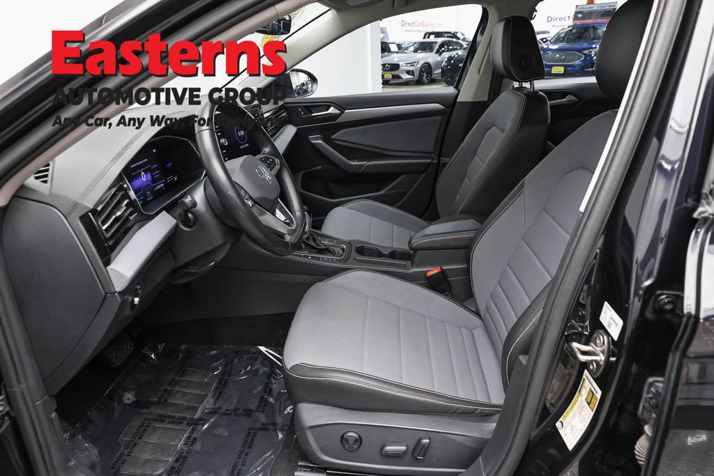 Used 2025 Volkswagen Jetta SE FWD image 16