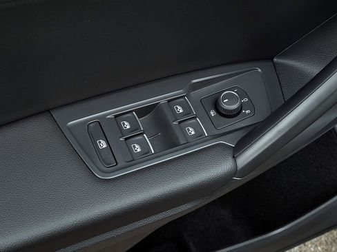 Used 2021 Volkswagen Tiguan SE R-Line image 12