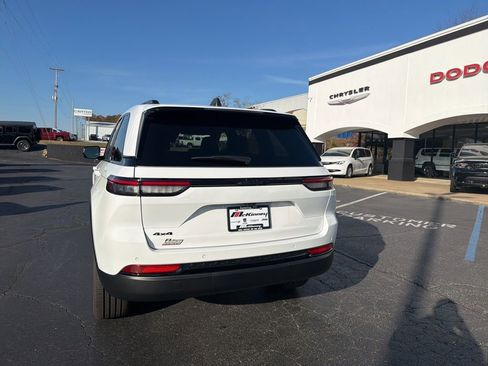 New 2025 Jeep Grand Cherokee Altitude image 8