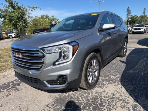 Used 2023 GMC Terrain SLT w/ Infotainment Package II FWD image 4