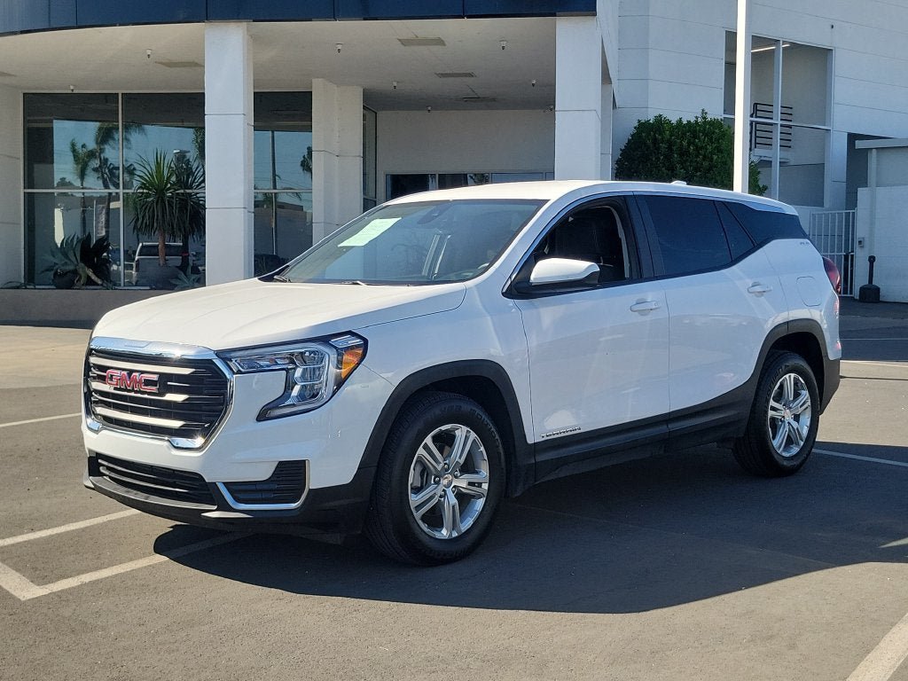 Used 2024 GMC Terrain SLE FWD image 2
