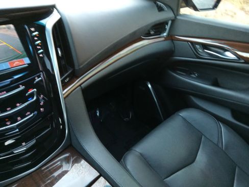 Used 2020 Cadillac Escalade Luxury w/ LPO, Radiant Package image 17