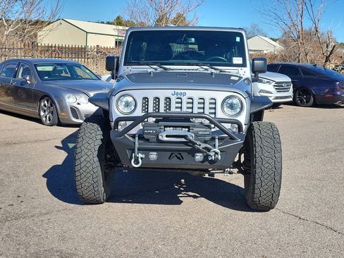 Used 2017 Jeep Wrangler Unlimited Sahara w/ Connectivity Group image 9