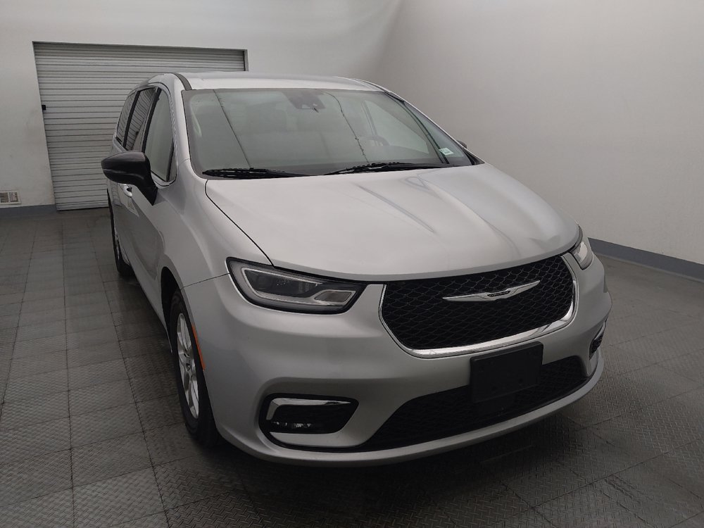 Used 2024 Chrysler Pacifica Touring-L FWD image 14