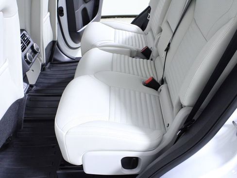 Used 2025 Land Rover Discovery Dynamic SE image 11