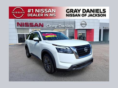 Used 2024 Nissan Pathfinder SV FWD image 1