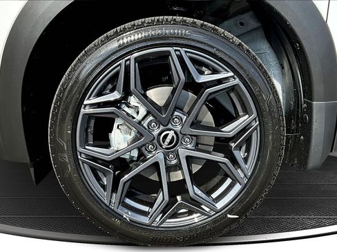 New 2026 Nissan Kicks SR w/ SR Premium Package AWD/4WD image 13
