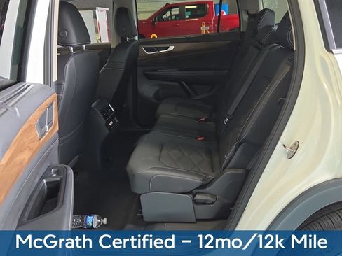 Used 2025 Volkswagen Atlas SE AWD/4WD image 2