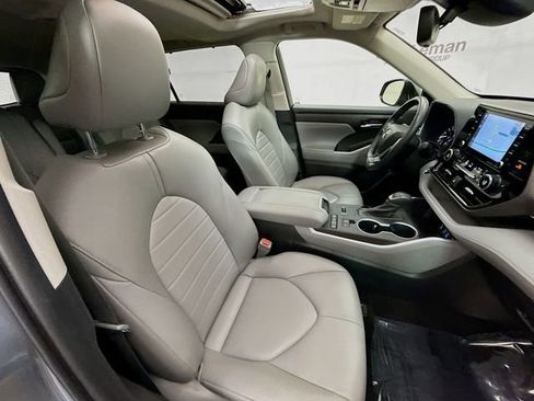 Used 2022 Toyota Highlander XLE image 30