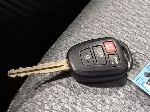 Used 2018 Toyota Corolla LE image 37