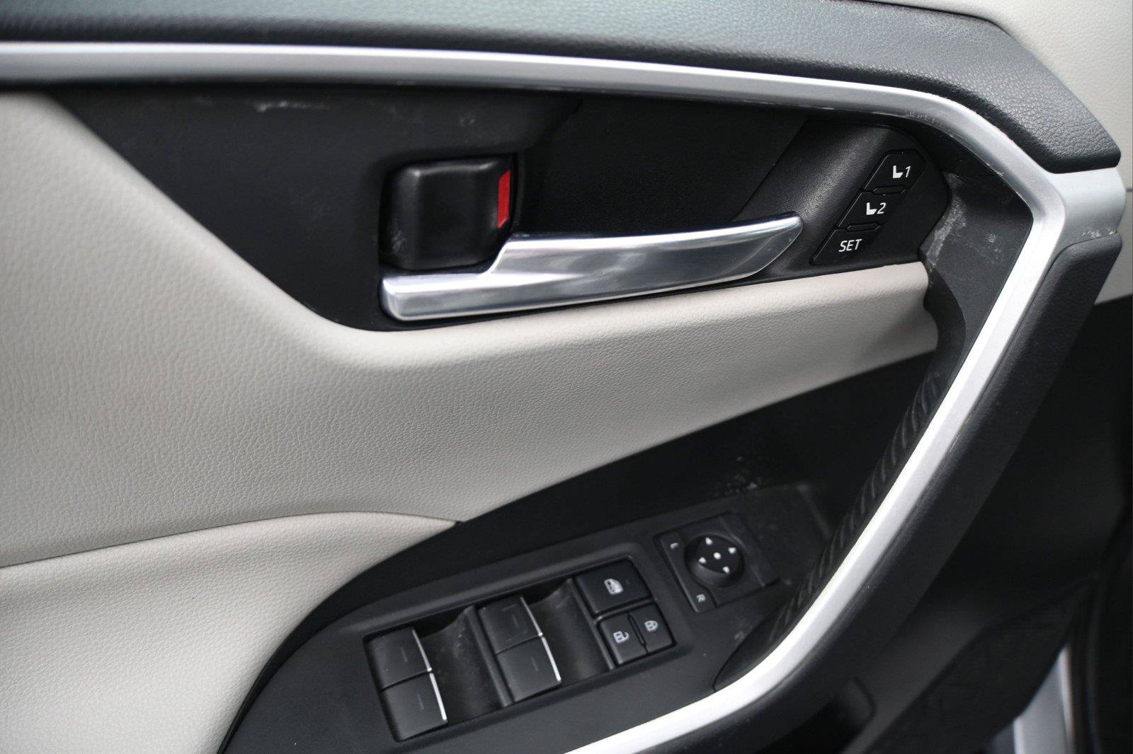 Used 2022 Toyota RAV4 XLE Premium AWD/4WD image 8
